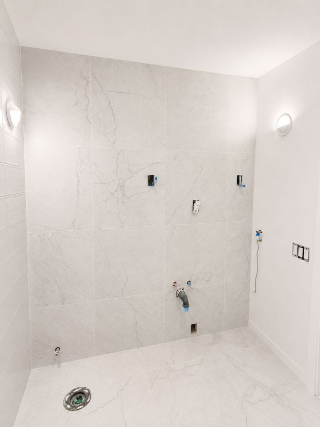 Shower with accent tile